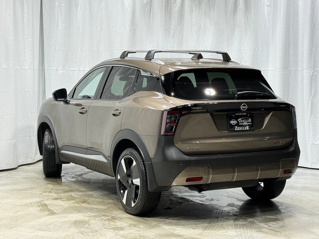 2025 Nissan Kicks SR