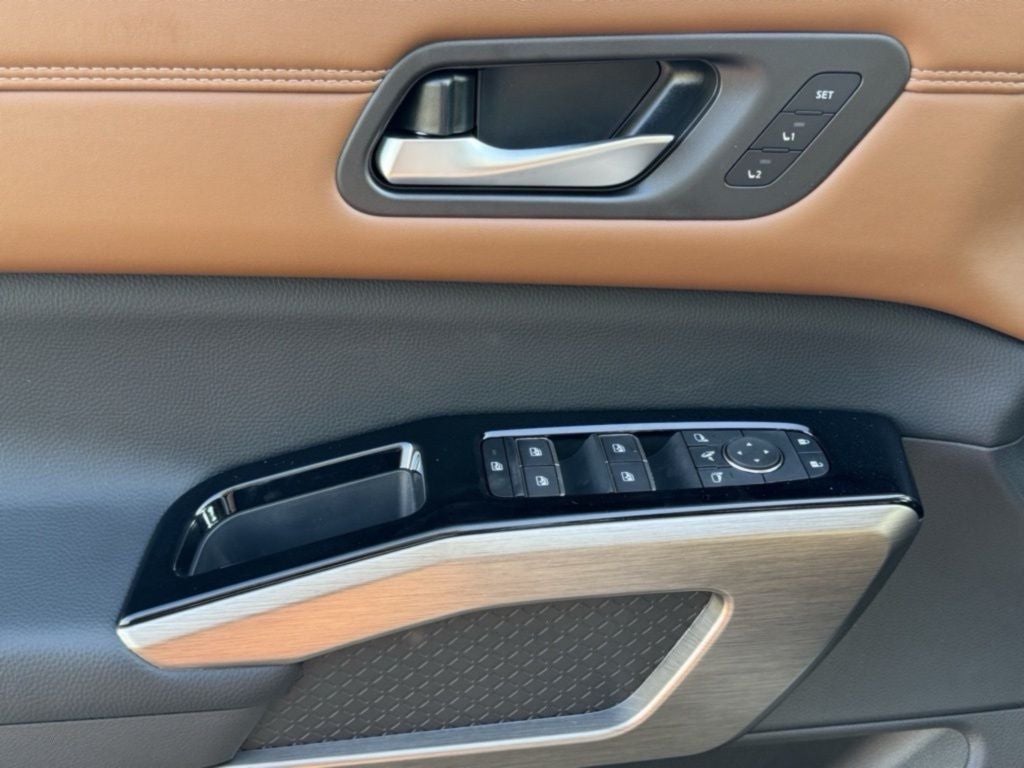 2025 Nissan Pathfinder Platinum 4WD