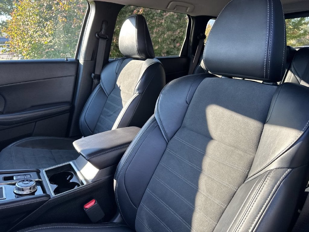2024 Mitsubishi Outlander Base