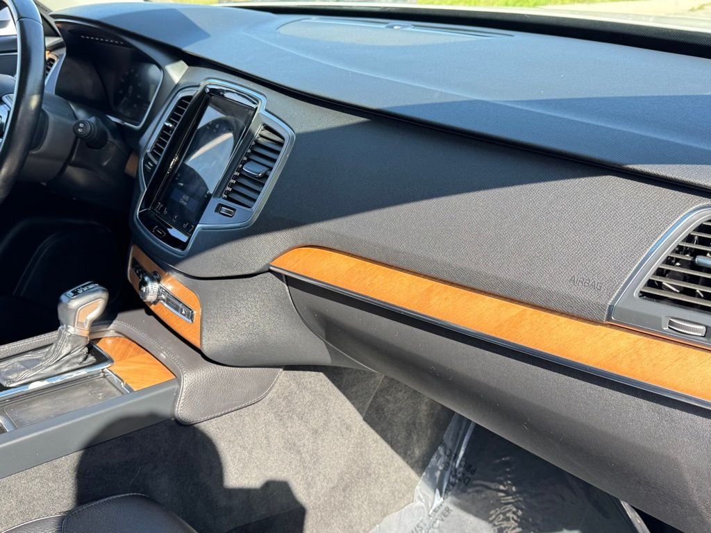 2021 Volvo XC90 T6 Momentum
