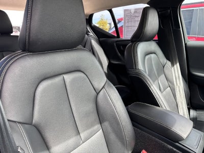 2025 Volvo XC40 B5 Plus Bright Theme