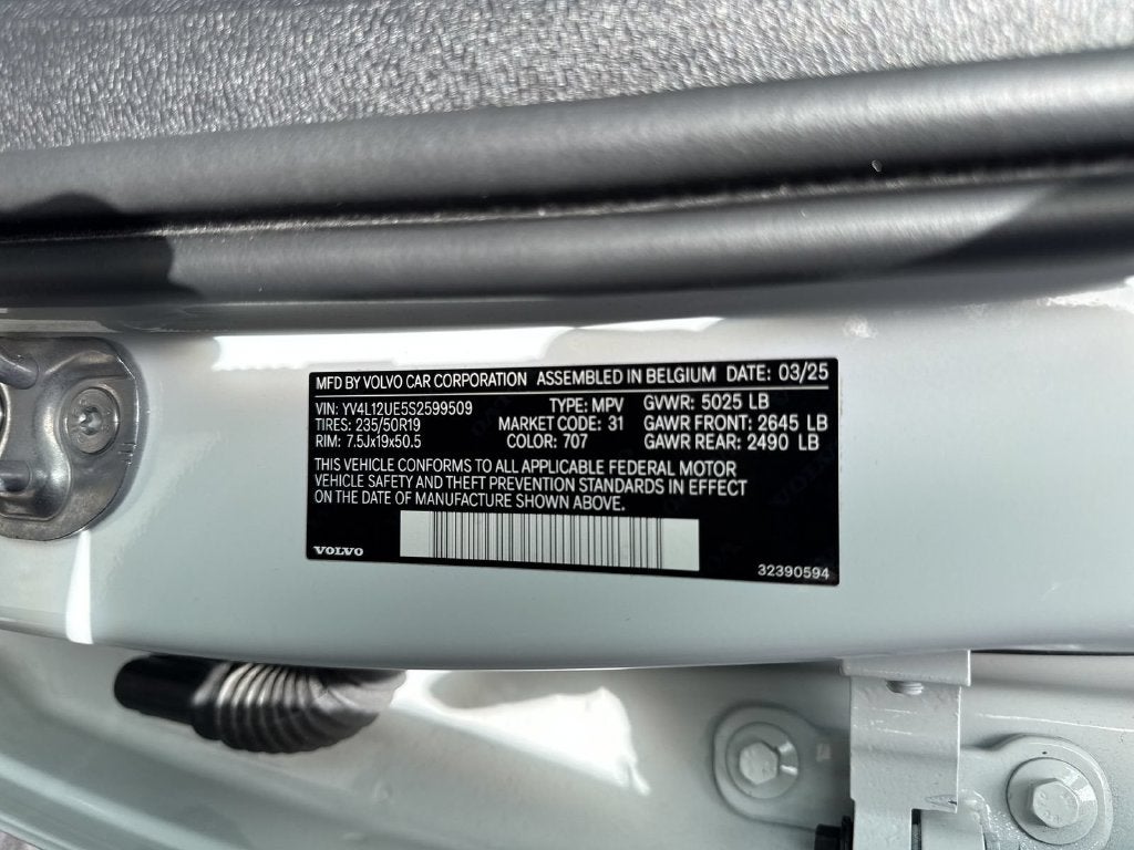 2025 Volvo XC40 B5 Plus Bright Theme