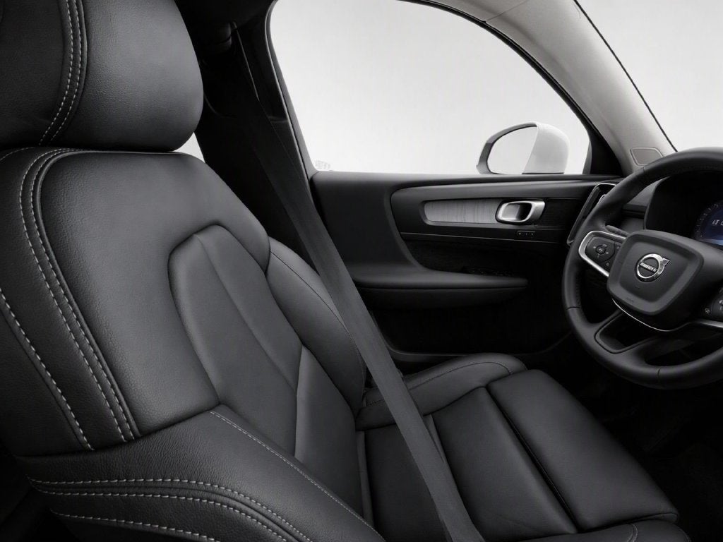 2025 Volvo XC40 B5 Plus Bright Theme