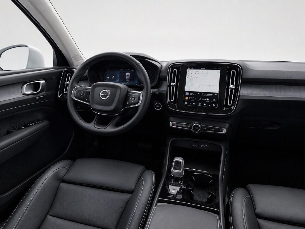 2025 Volvo XC40 B5 Plus Bright Theme