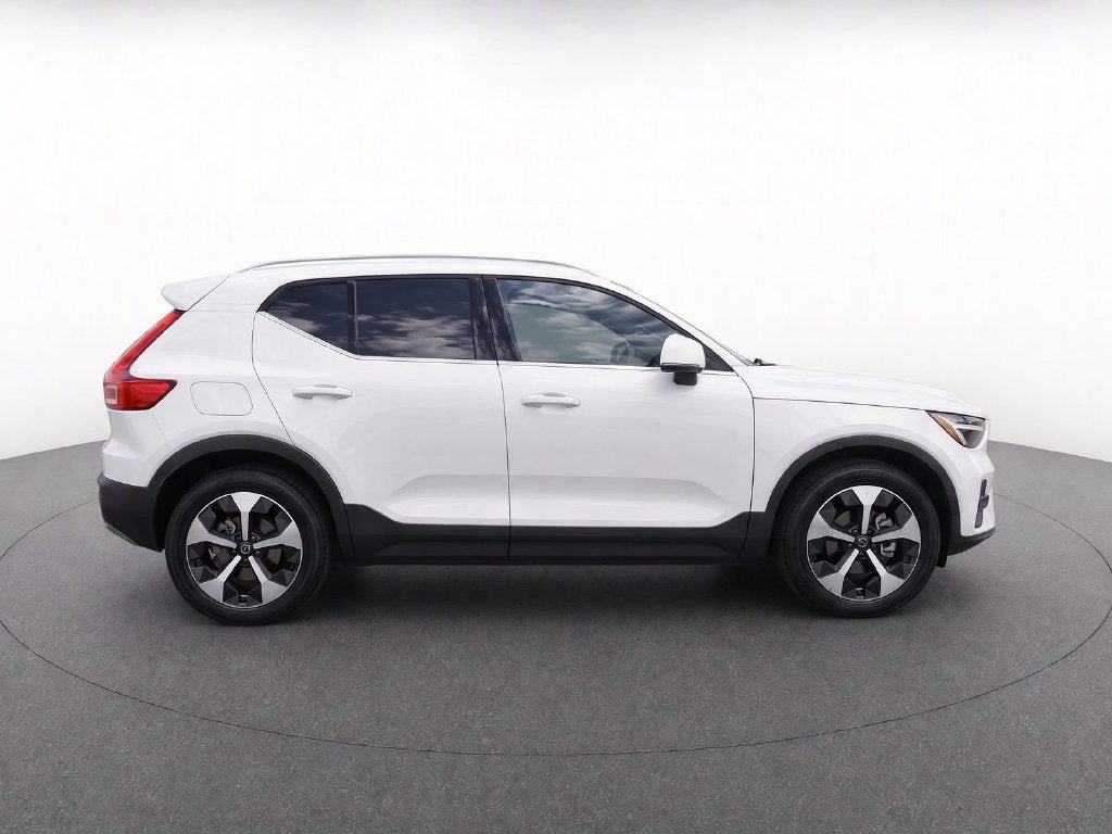 2025 Volvo XC40 B5 Plus Bright Theme