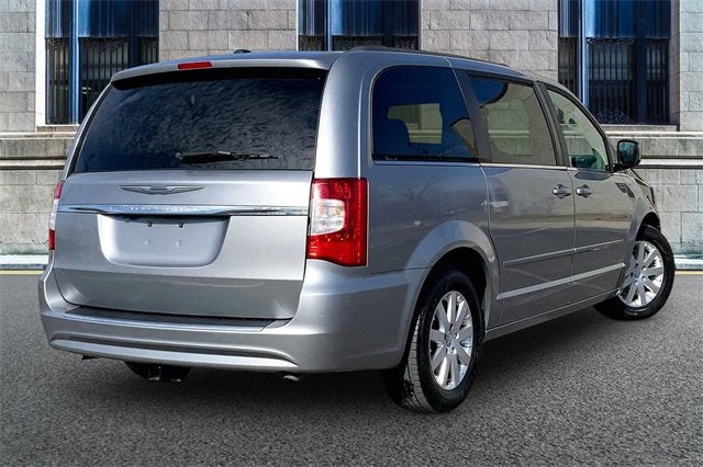 2016 Chrysler Town & Country LX