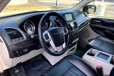 2016 Chrysler Town & Country LX