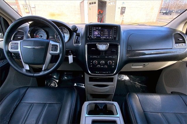 2016 Chrysler Town & Country LX