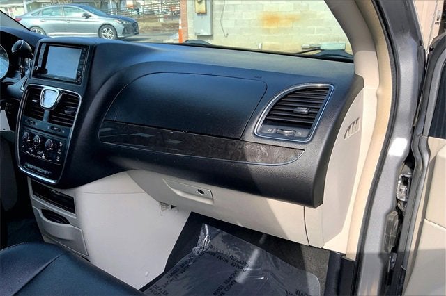 2016 Chrysler Town & Country LX