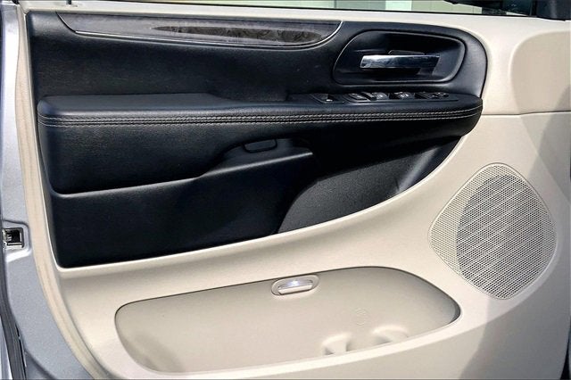 2016 Chrysler Town & Country LX