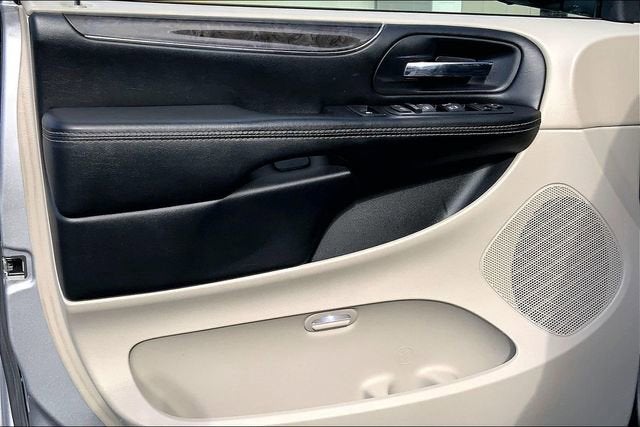 2016 Chrysler Town & Country LX