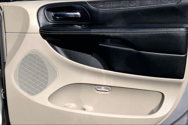 2016 Chrysler Town & Country LX