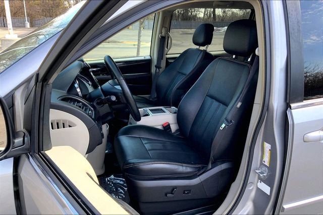 2016 Chrysler Town & Country LX