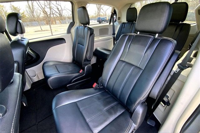 2016 Chrysler Town & Country LX