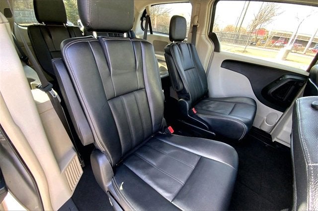 2016 Chrysler Town & Country LX