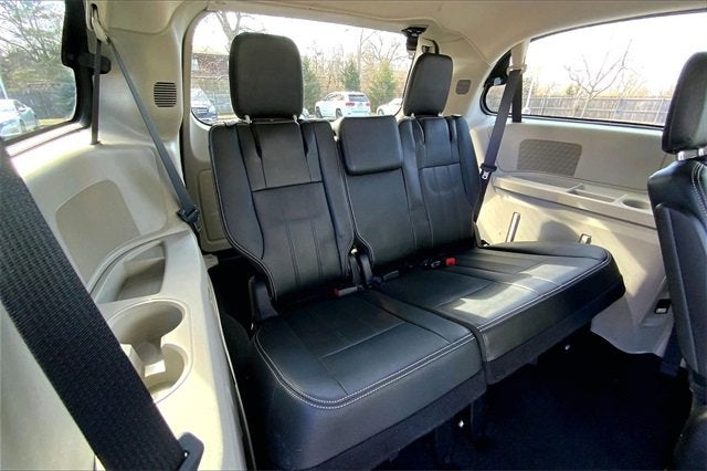 2016 Chrysler Town & Country LX