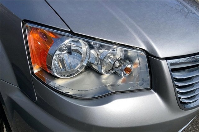 2016 Chrysler Town & Country LX