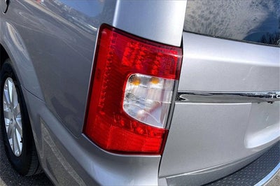 2016 Chrysler Town & Country LX