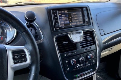 2016 Chrysler Town & Country LX