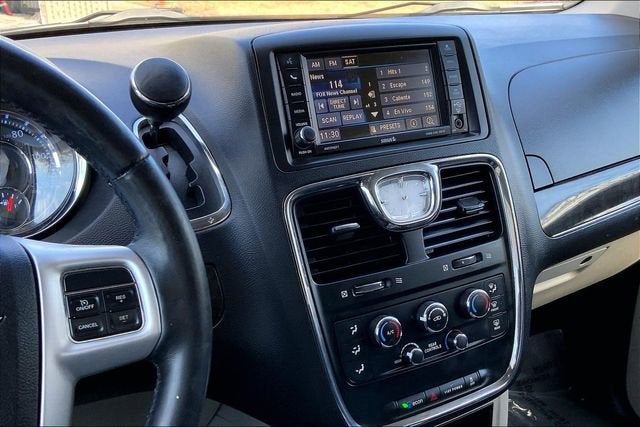 2016 Chrysler Town & Country LX