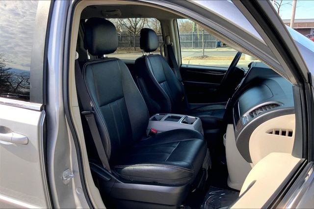 2016 Chrysler Town & Country LX