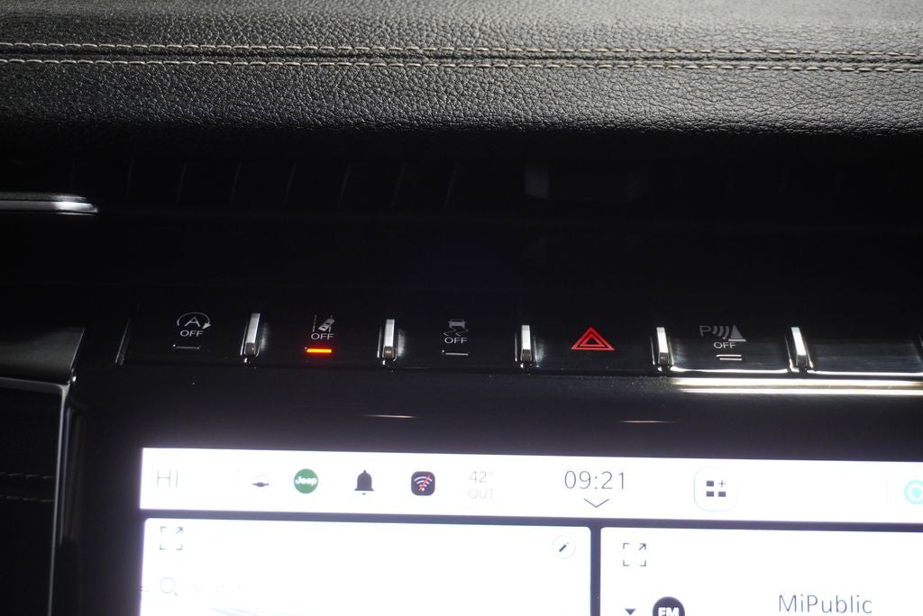 2023 Jeep Grand Cherokee Limited Navigation System & ParkView Rear Back-Up Camera