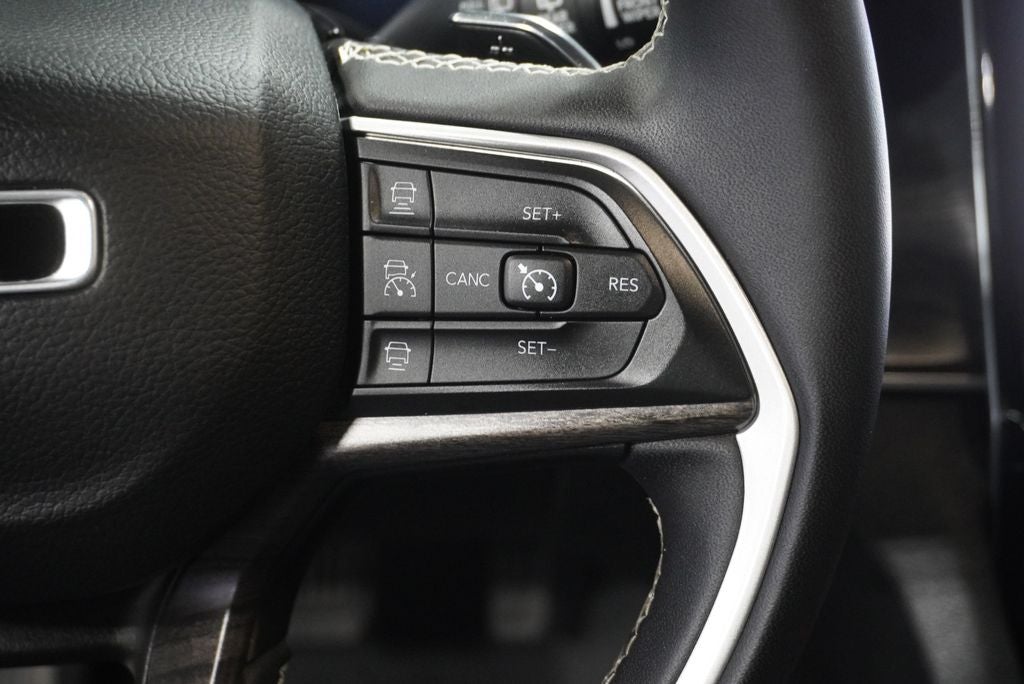 2023 Jeep Grand Cherokee Limited Navigation System & ParkView Rear Back-Up Camera