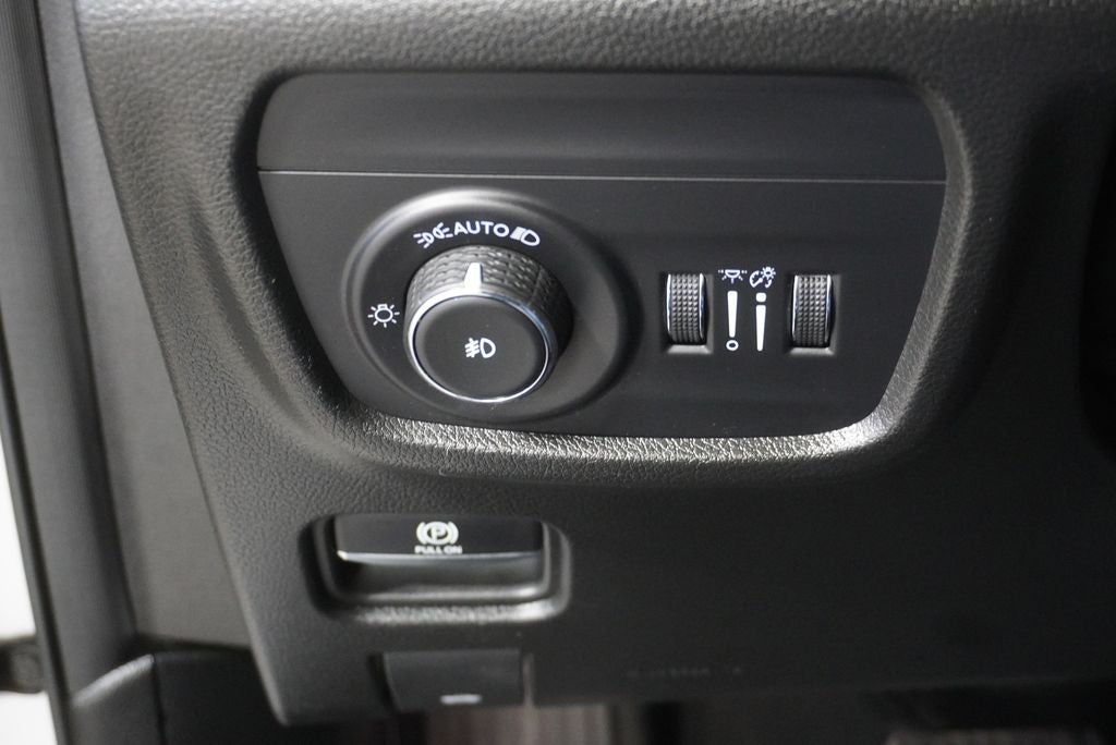 2023 Jeep Grand Cherokee Limited Navigation System & ParkView Rear Back-Up Camera