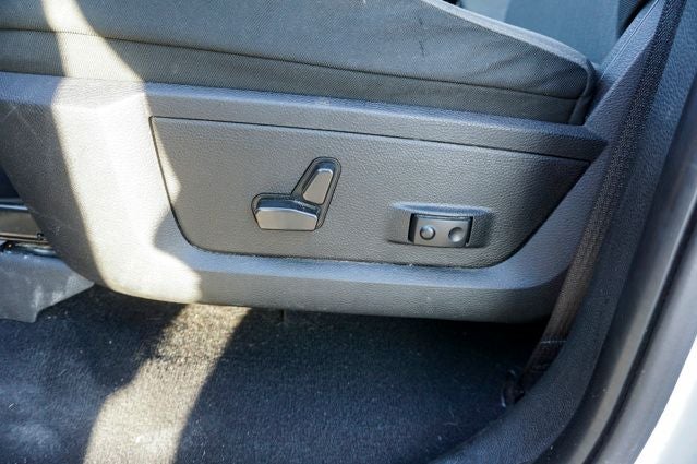 2022 RAM 1500 Classic SLT Integrated Voice Command w/Bluetooth & ParkView Re