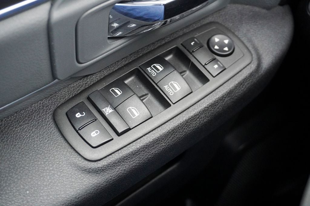 2023 RAM 1500 Classic SLT Apple CarPlay & ParkView Rear Back-Up Camera