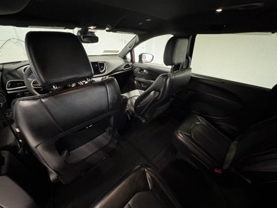 2025 Chrysler Pacifica Select Radio: Uconnect 5 with 10.1" Display
