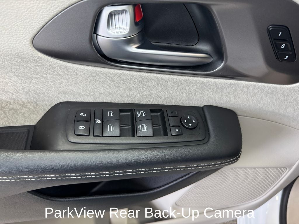 2023 Chrysler Pacifica Touring L Radio: Uconnect 5 w/10.1" Display