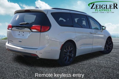 2020 Chrysler Pacifica Touring 3rd row seat