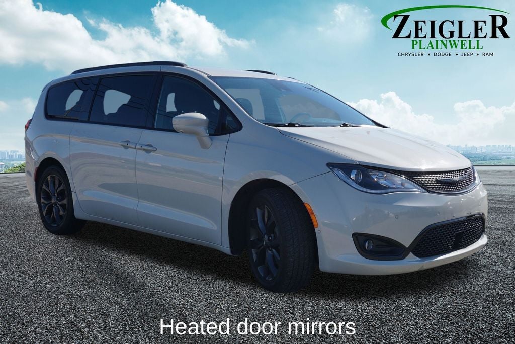 2020 Chrysler Pacifica Touring 3rd row seat