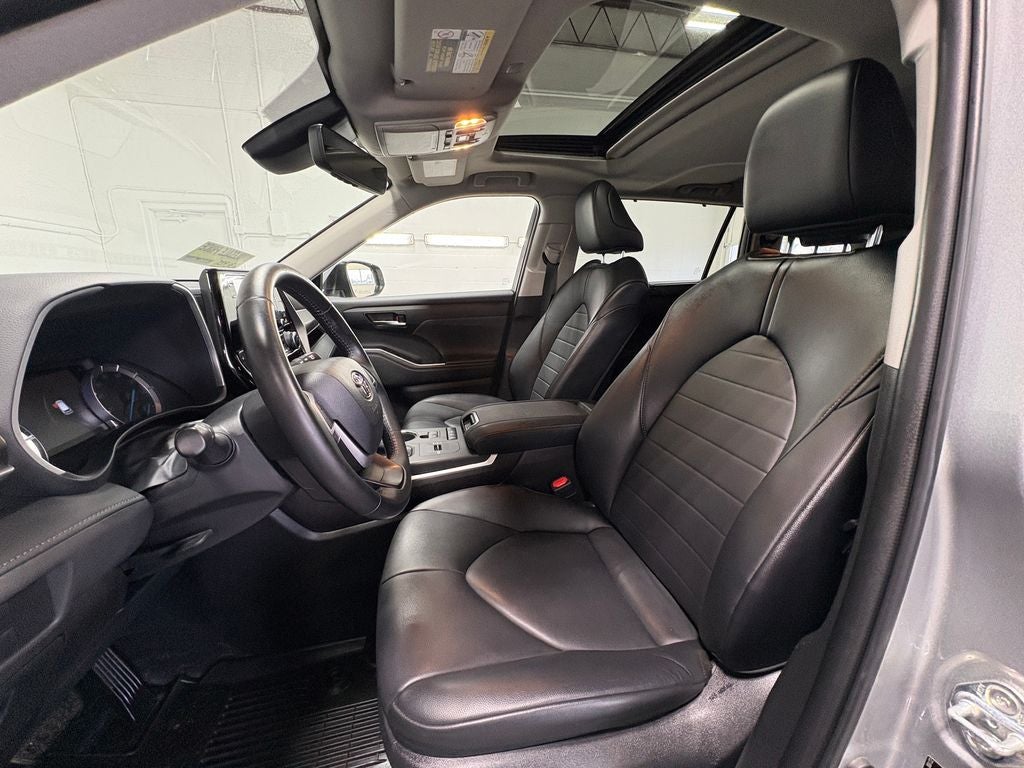 2022 Toyota Highlander Hybrid XLE Power moonroof