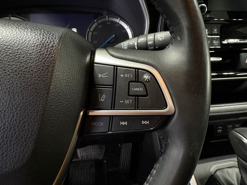 2022 Toyota Highlander Hybrid XLE Power moonroof