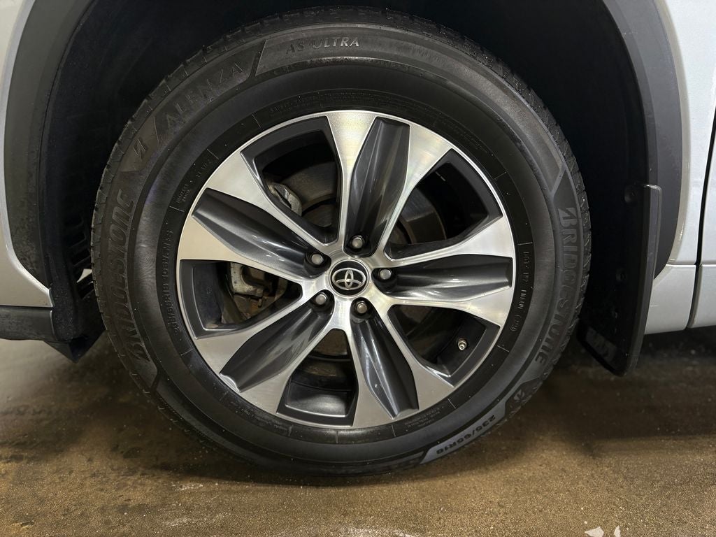 2022 Toyota Highlander Hybrid XLE Power moonroof