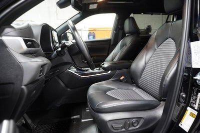 2023 Toyota Highlander XSE Power moonroof & Navigation