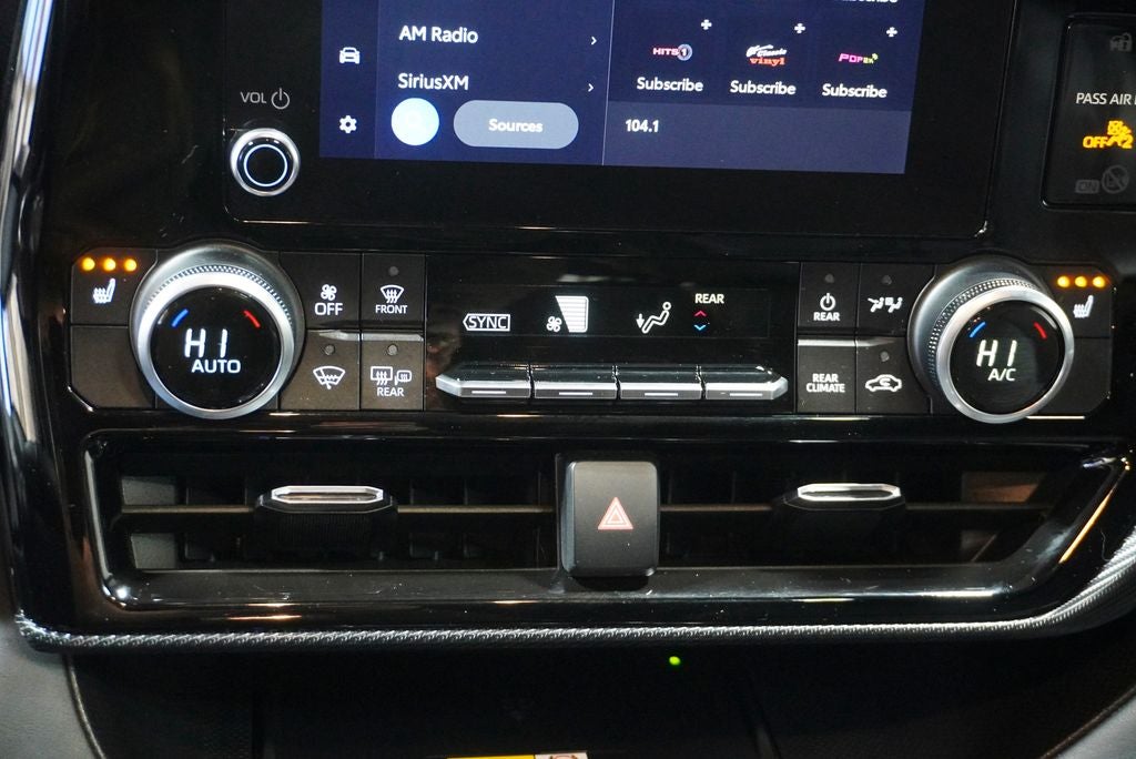 2023 Toyota Highlander XSE Power moonroof & Navigation