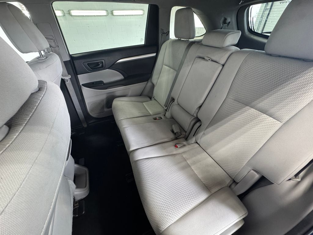 2015 Toyota Highlander LE 3rd row seats