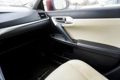 2013 Lexus CT 200h Navigation System & Power moonroof