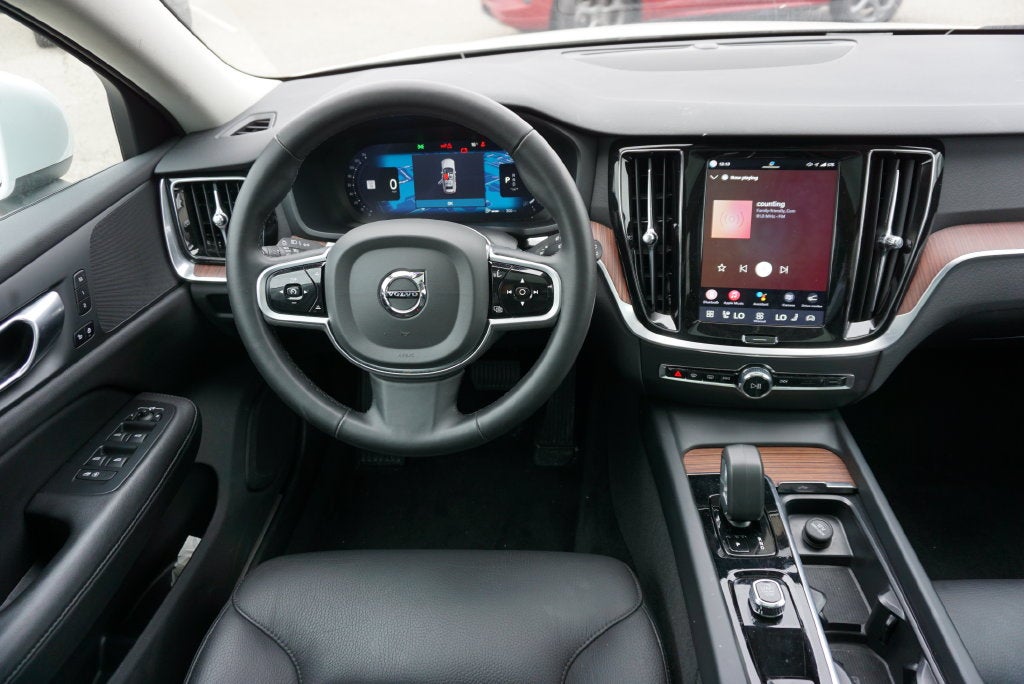 2025 Volvo V60 Cross Country B5 Plus