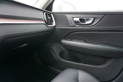 2025 Volvo V60 Cross Country B5 Plus