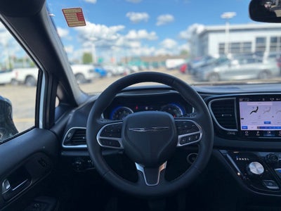 2025 Chrysler Pacifica Select * Certified Pre-Owned *