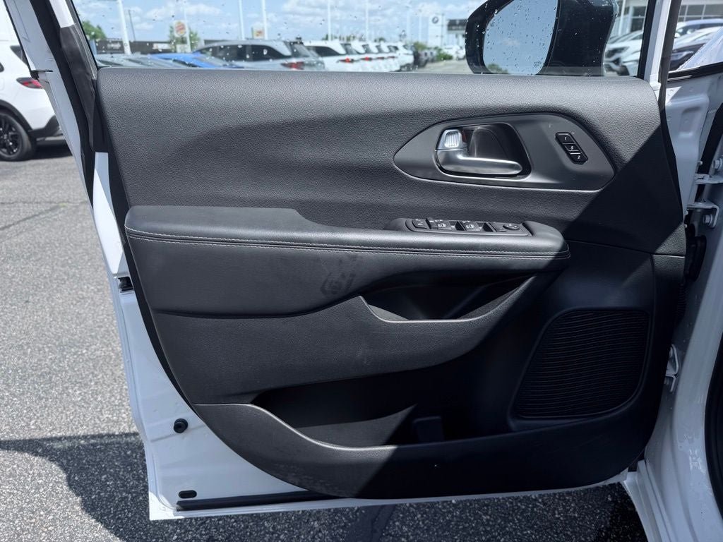 2025 Chrysler Pacifica Select * Certified Pre-Owned *
