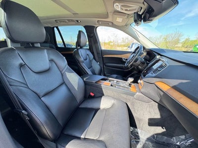 2021 Volvo XC90 Momentum